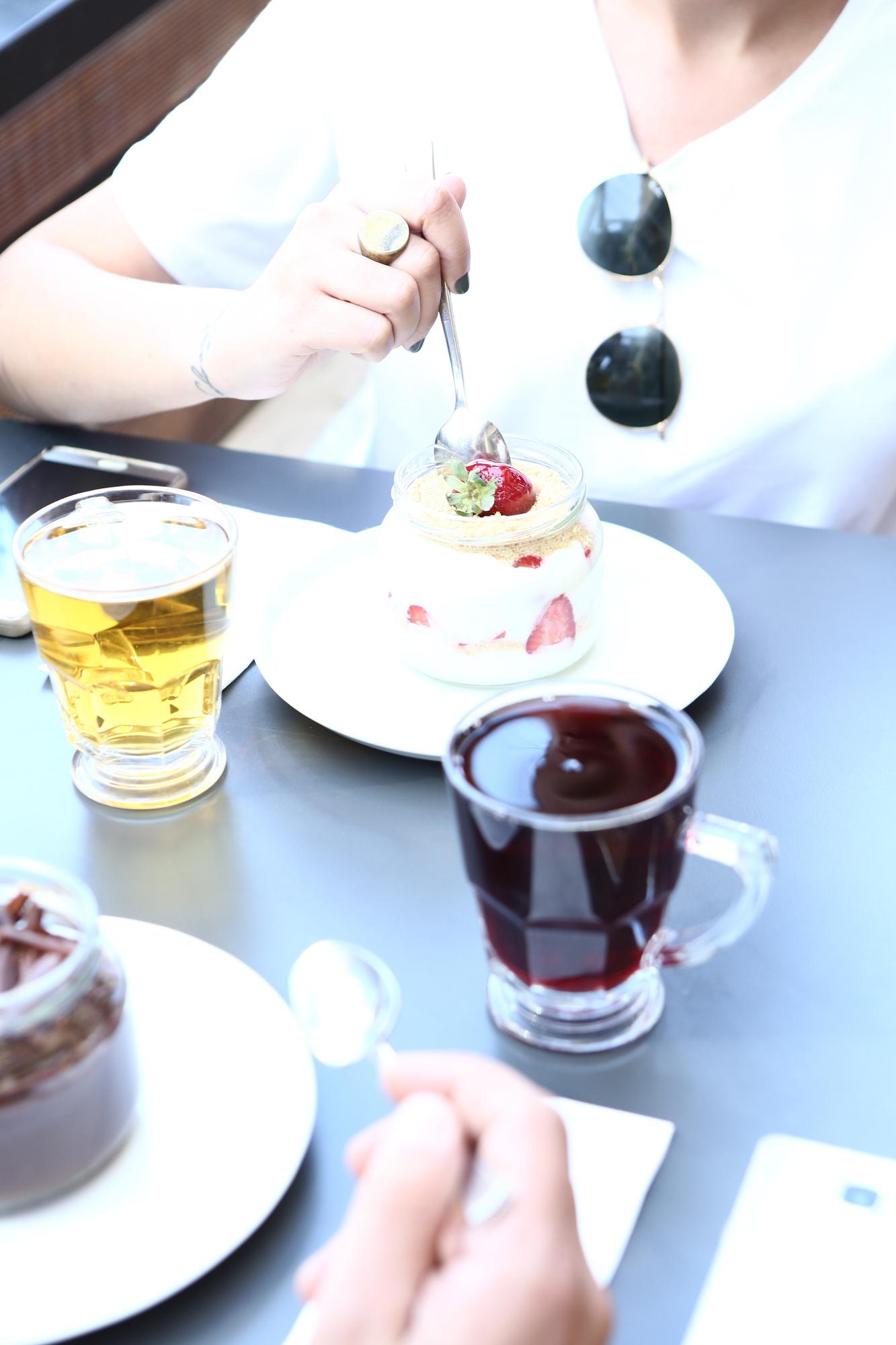 Konsultacja smakowa przy stole degustacyjnym